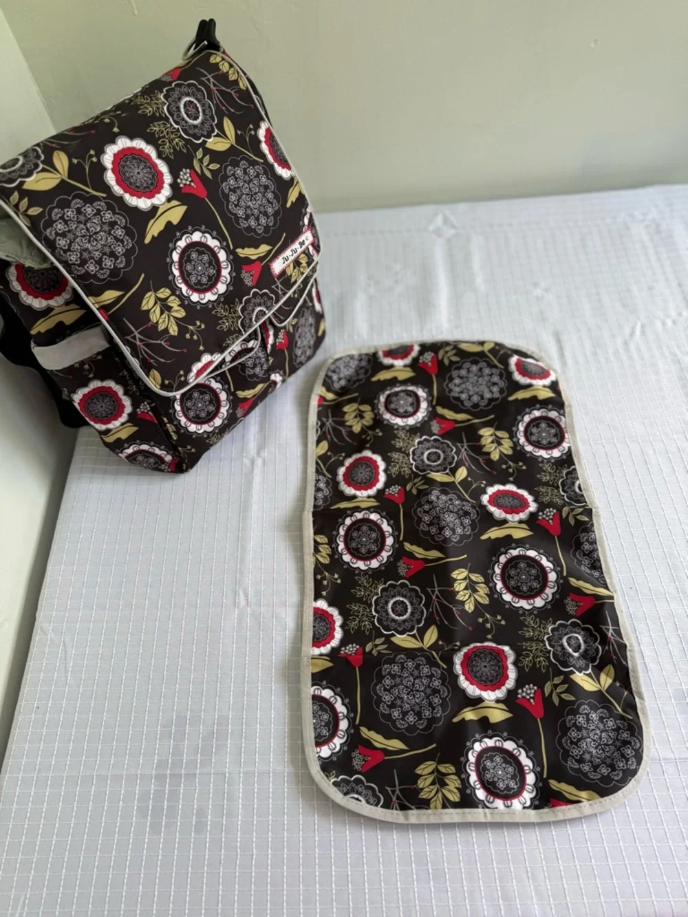 Ju-Ju-Be Messenger Diaper Bag Floral Brown/Red/Beige with Changing Pad